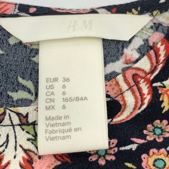 H&M Women's 3/4 Flared‎ Sleeve Pullover Dress Black Multi Floral Size 6 - Picture 3 of 8
